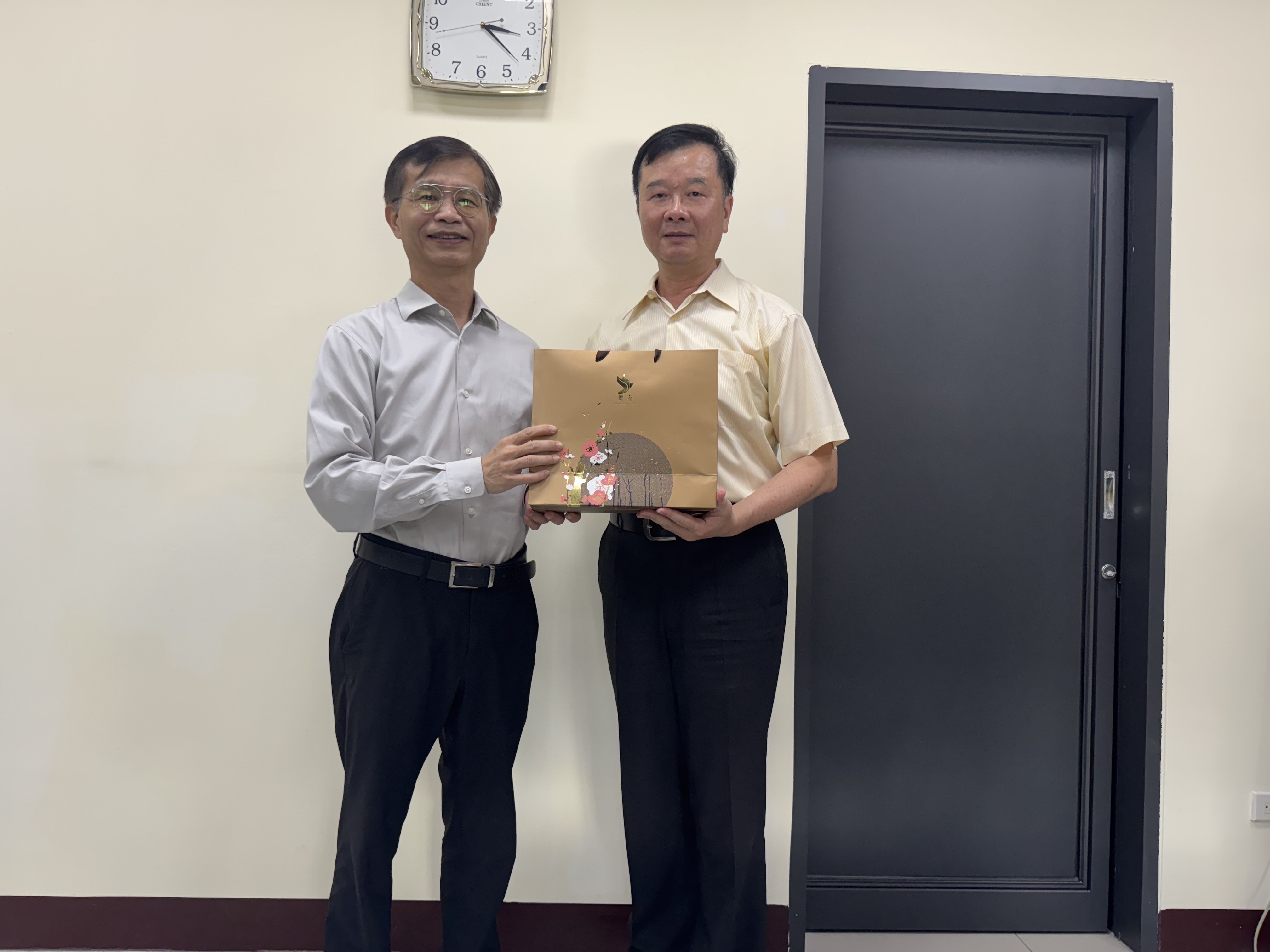 蔡英俊分署長與法務部調查局東部地區機動工作站朱主任合影2