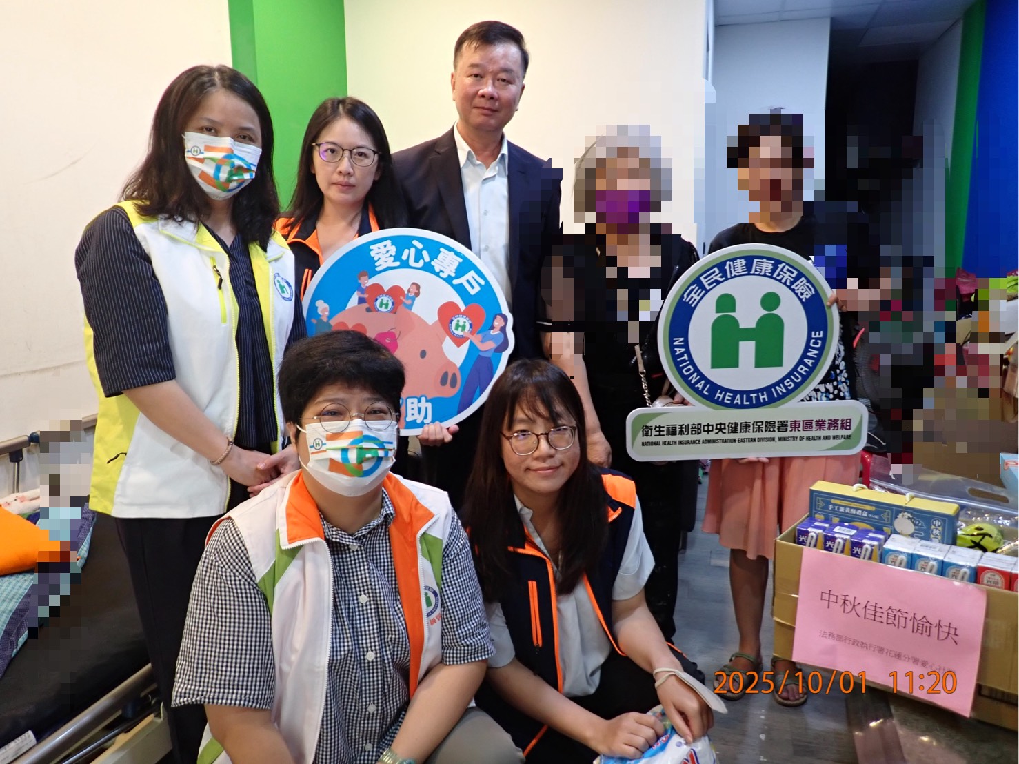 花蓮分署攜手健保署東區業務組弱勢義務人，致贈中秋禮品及生活物資