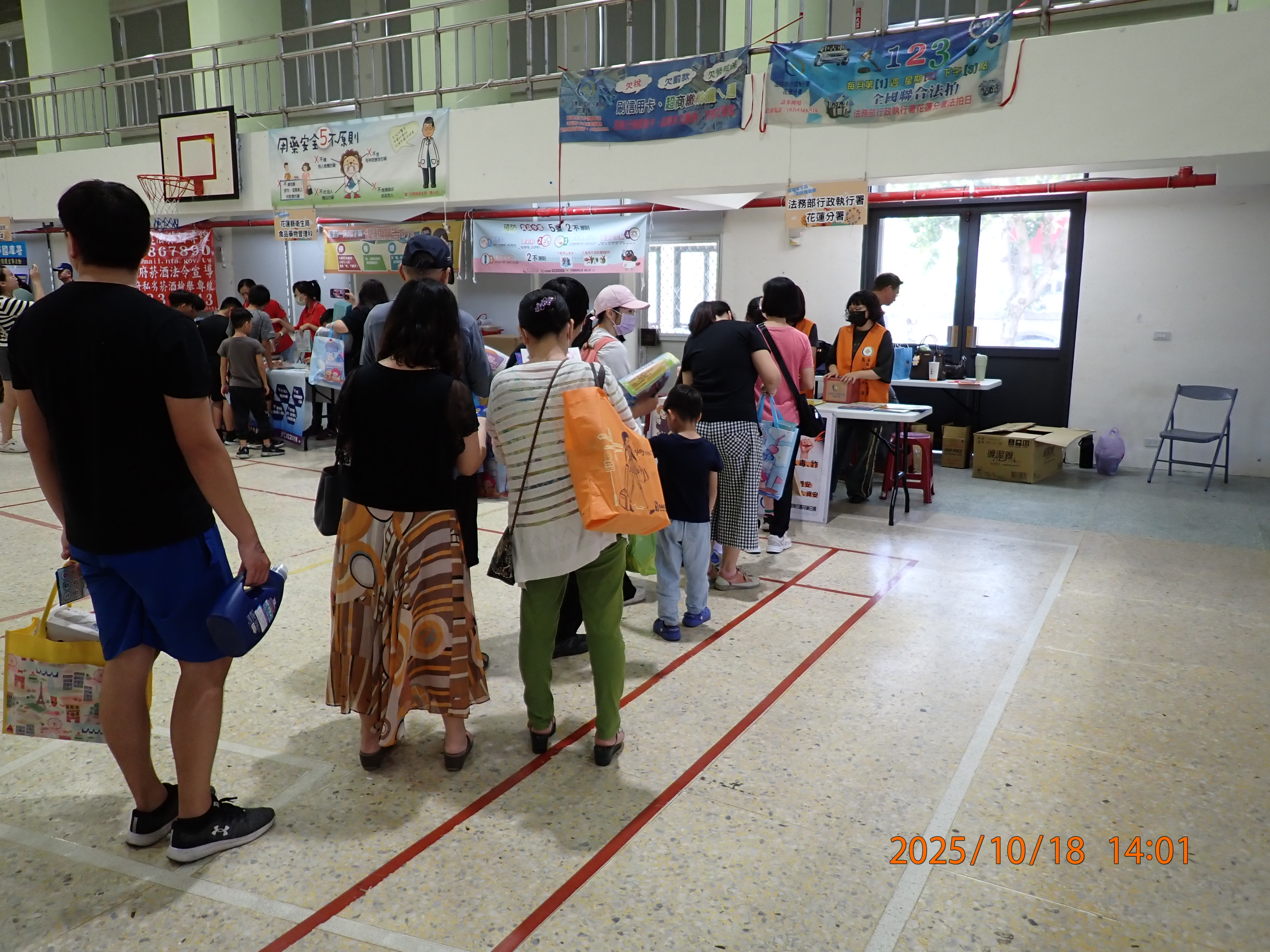 2.民眾排隊參與活動