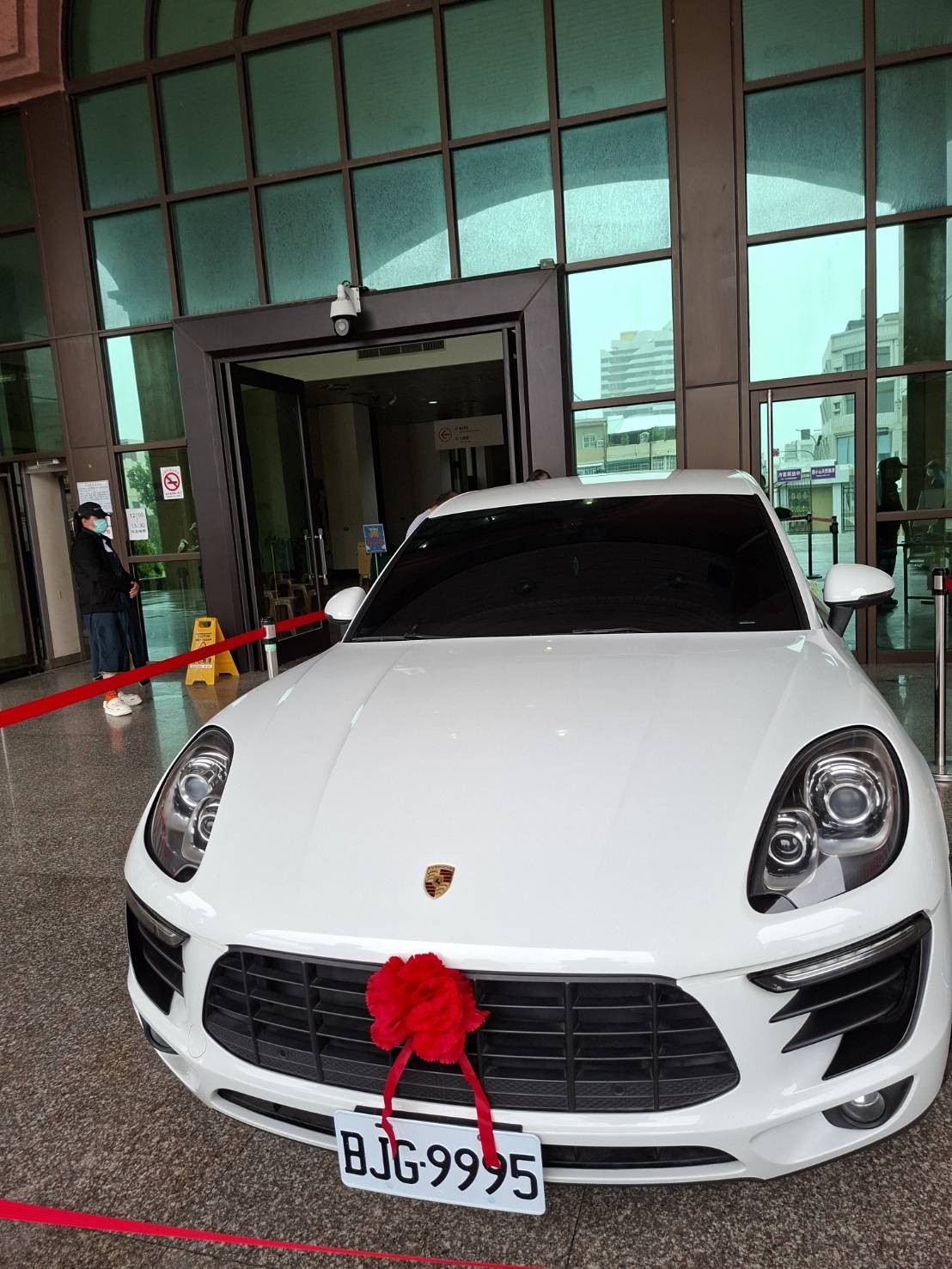 花蓮分署同仁特別在車頭綁上紅綵球  象徵拍到車輛的民眾牽新車回家