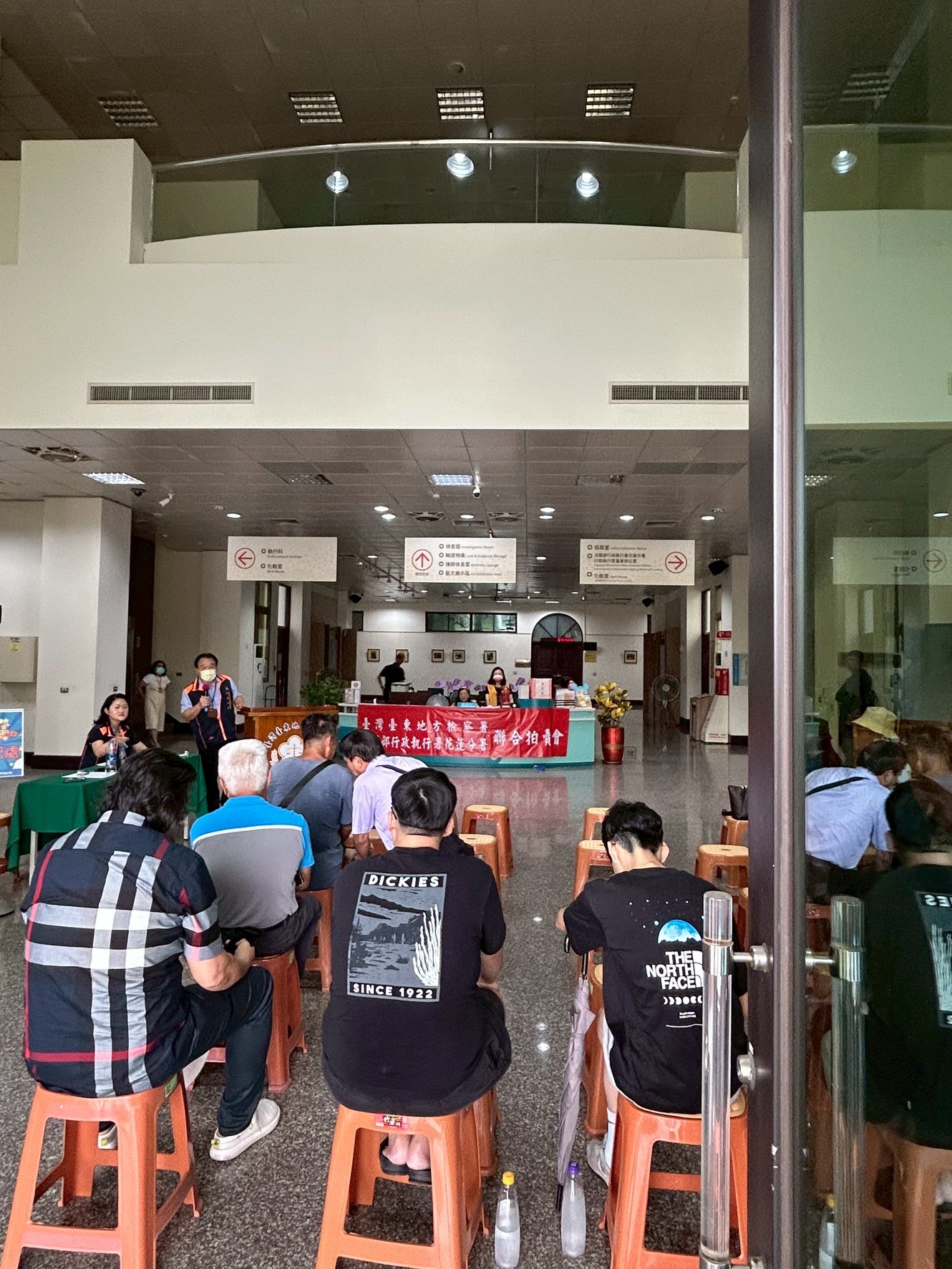 現場民眾熱情參與競標激烈