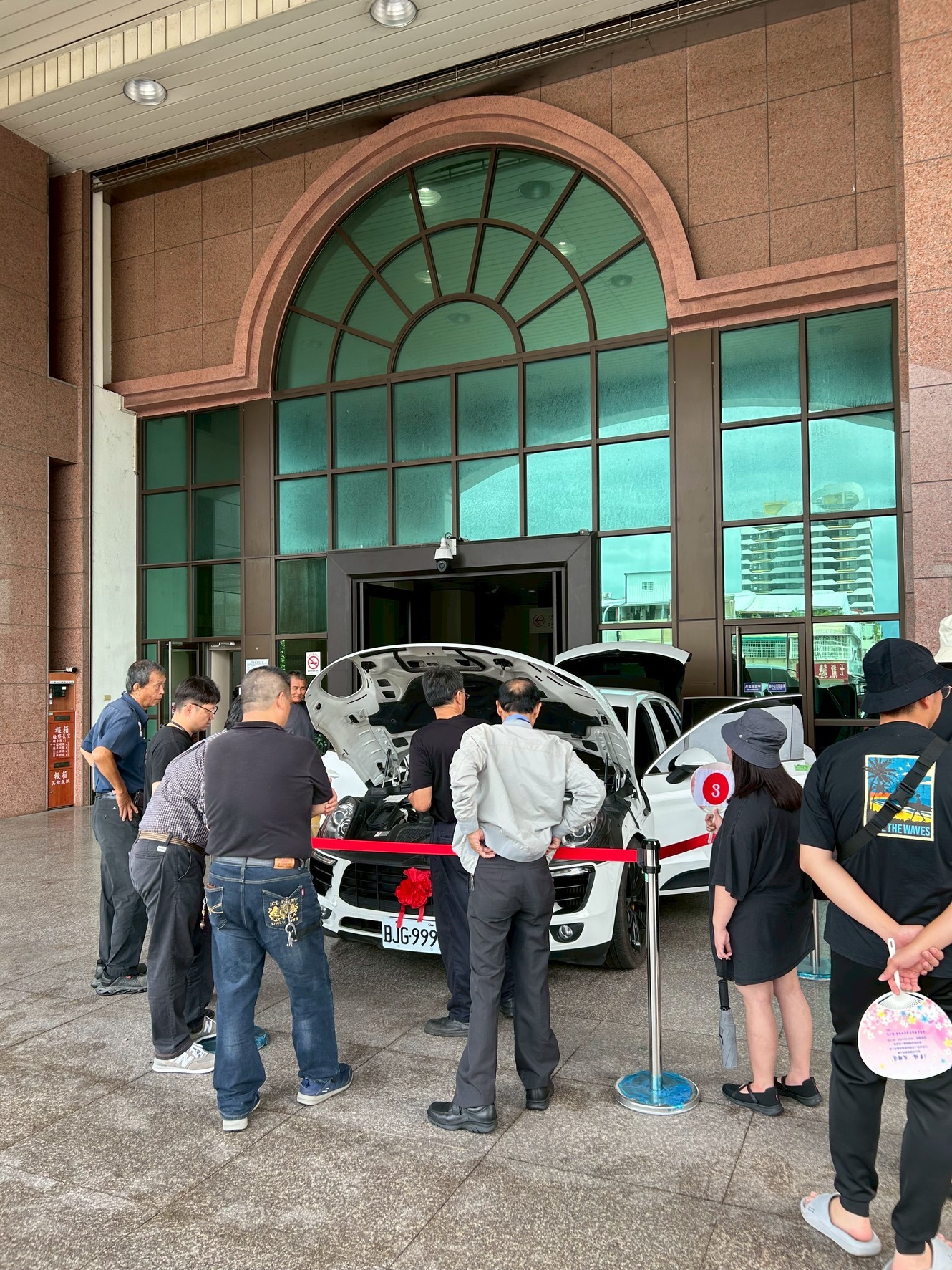 現場吸引多位民眾到場賞車