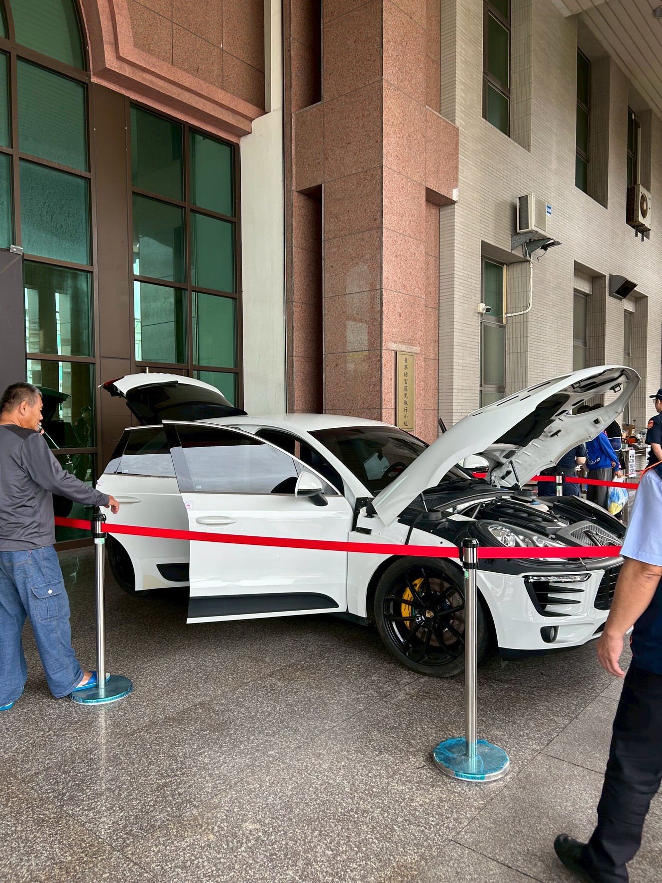 現場開啟引擎和車門供觀覽