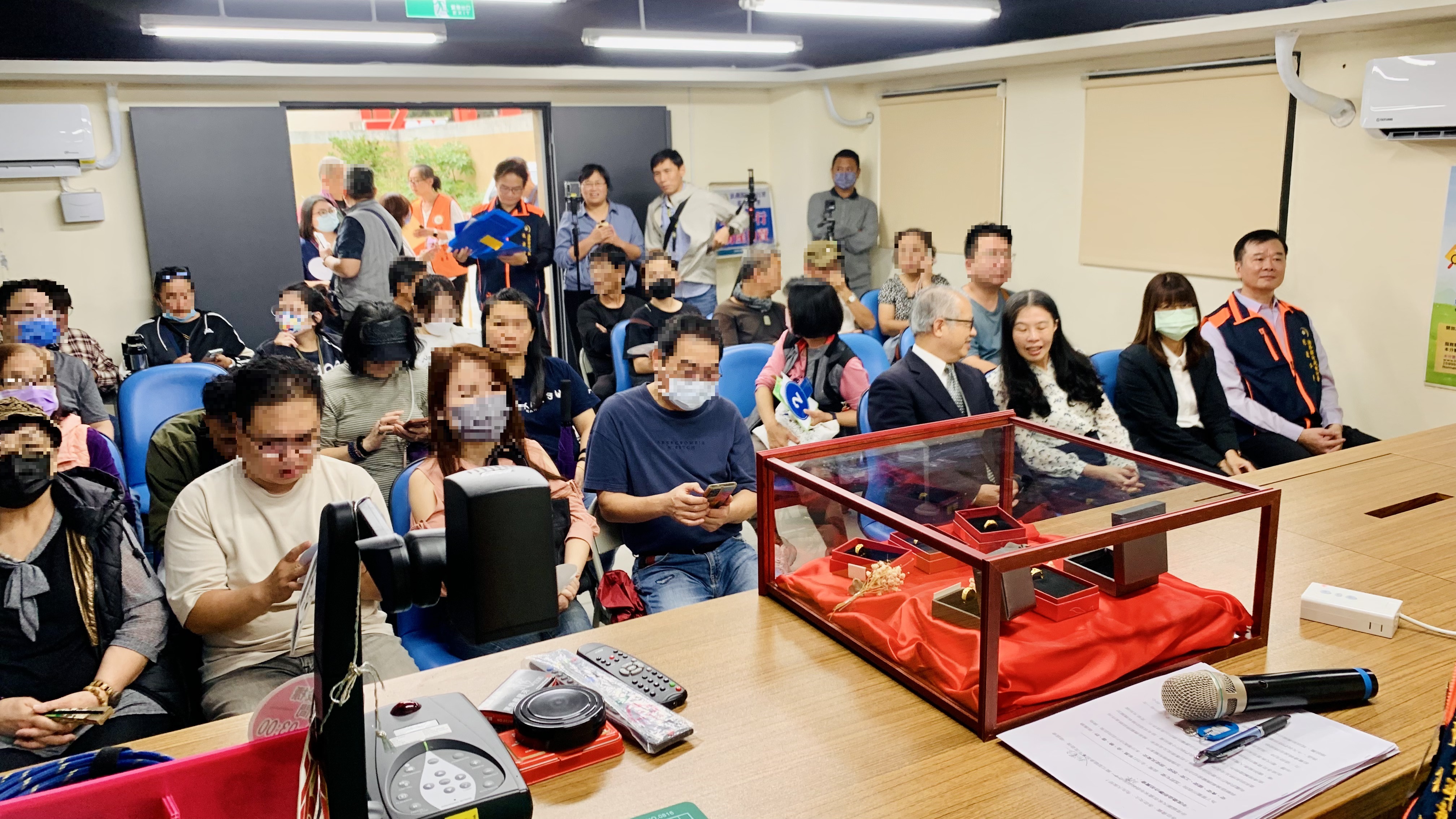 2.拍賣會現場吸引民眾熱情參與，拍賣室擠得水洩不通