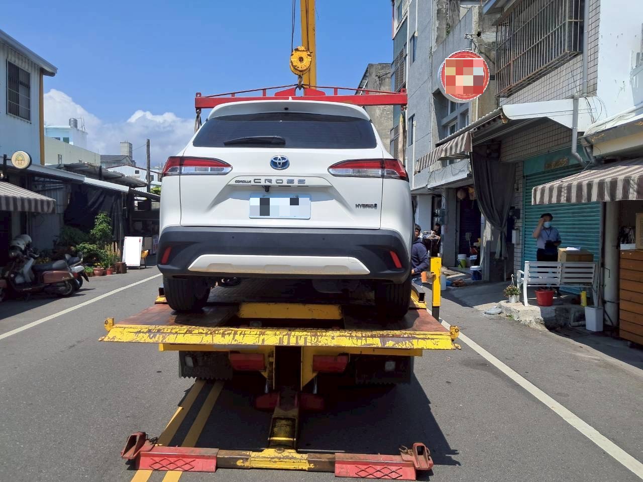 執行人員依法實施查封拖吊