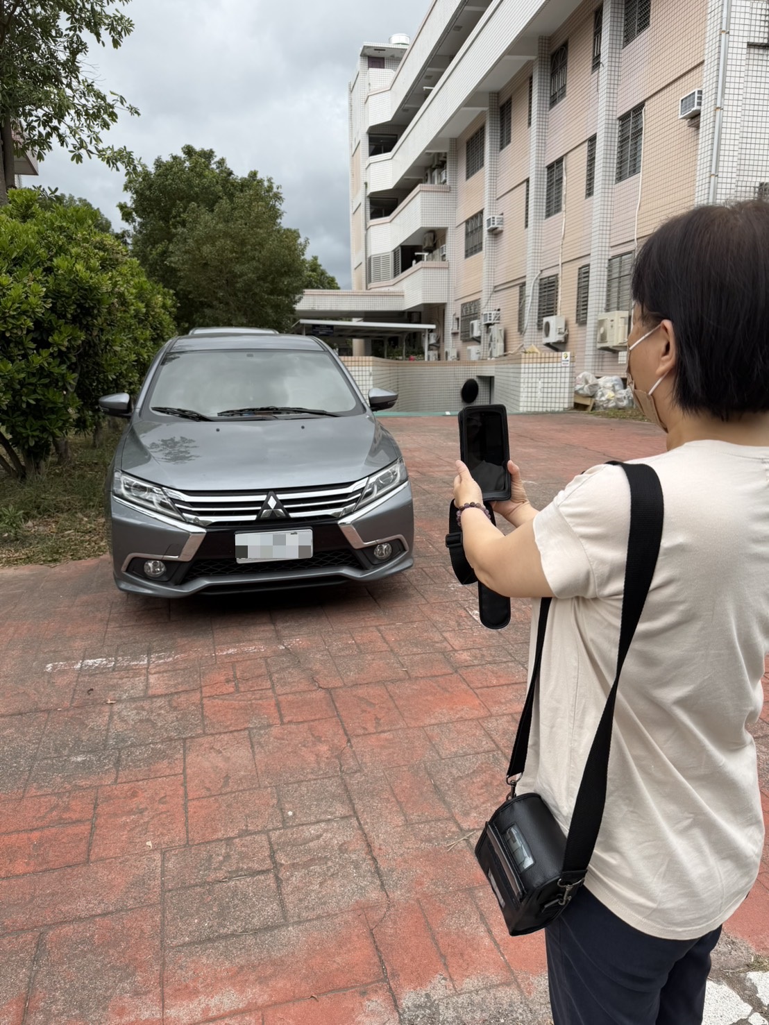 執法人員利用AI行動神捕追查車輛示意圖