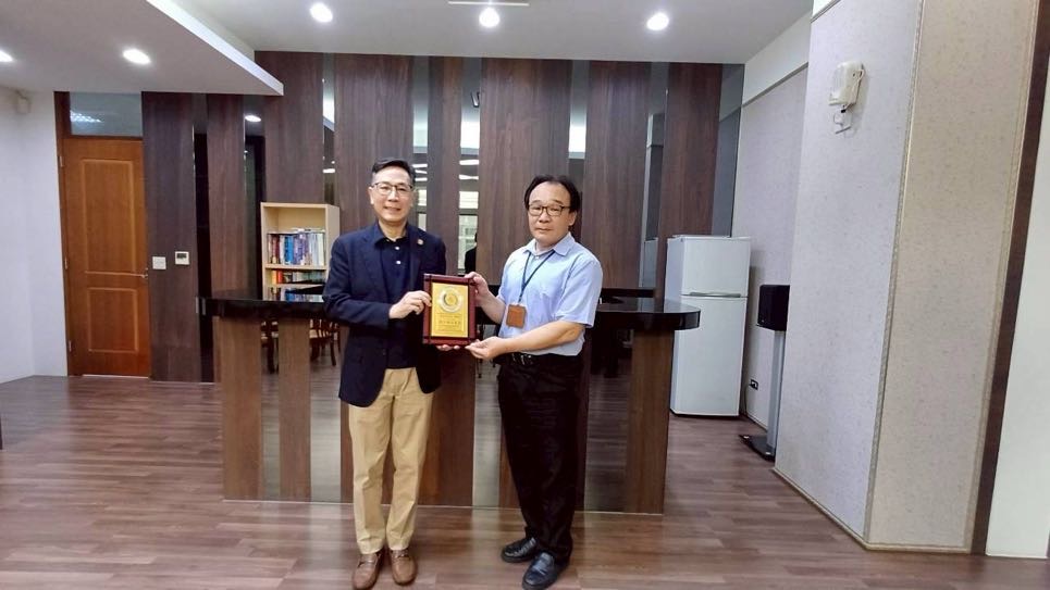 2.頒發114年執行績效優良獎予獲獎之書記官謝佳宏，並肯定其派駐臺東辦公室之努力1