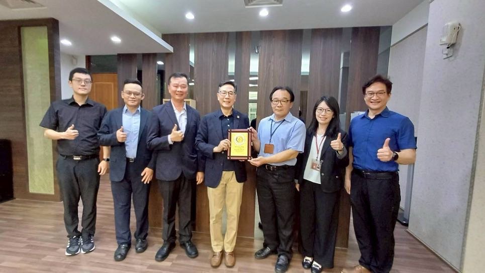 3.頒發114年執行績效優良獎予獲獎之書記官謝佳宏，並肯定其派駐臺東辦公室之努力2