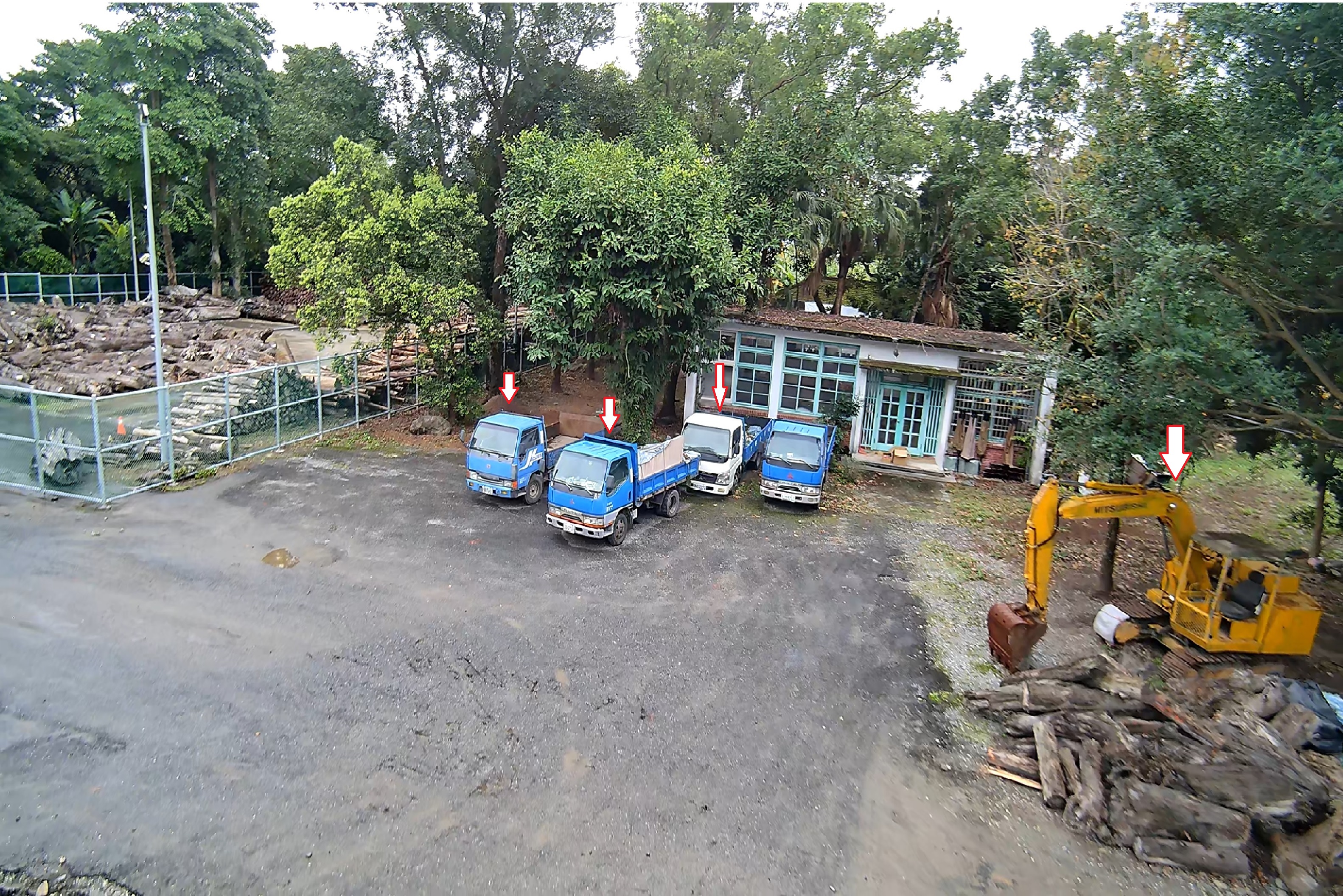 2.3輛貨車1台挖土機空拍畫面