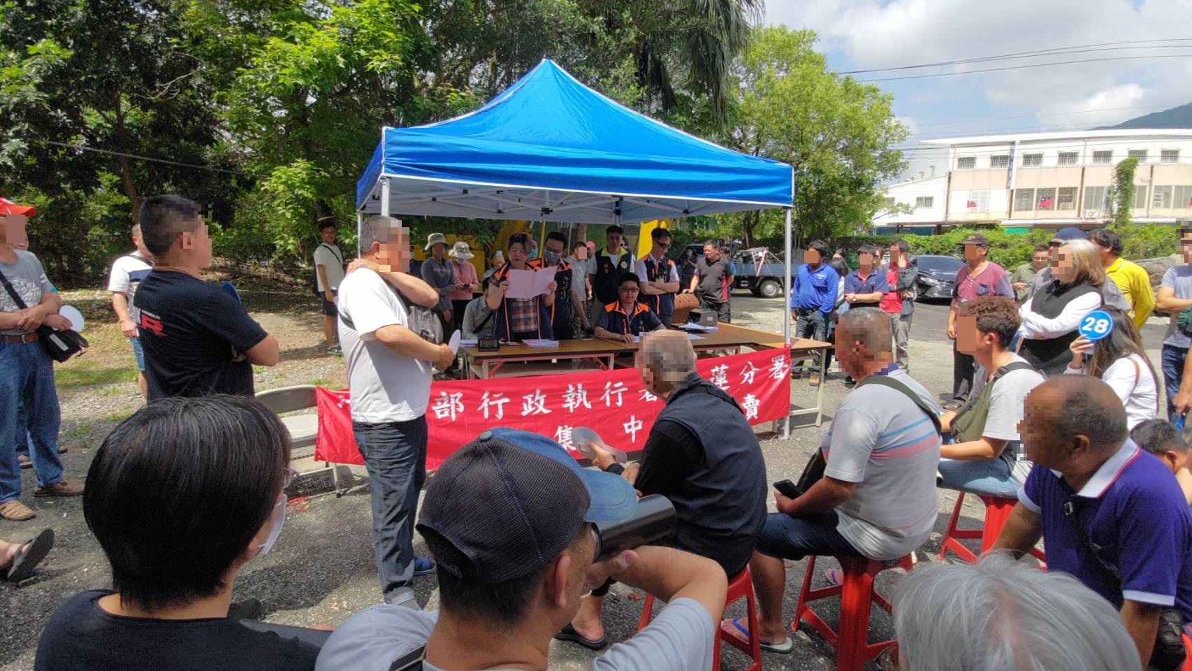 4.拍賣會場民眾競標激烈