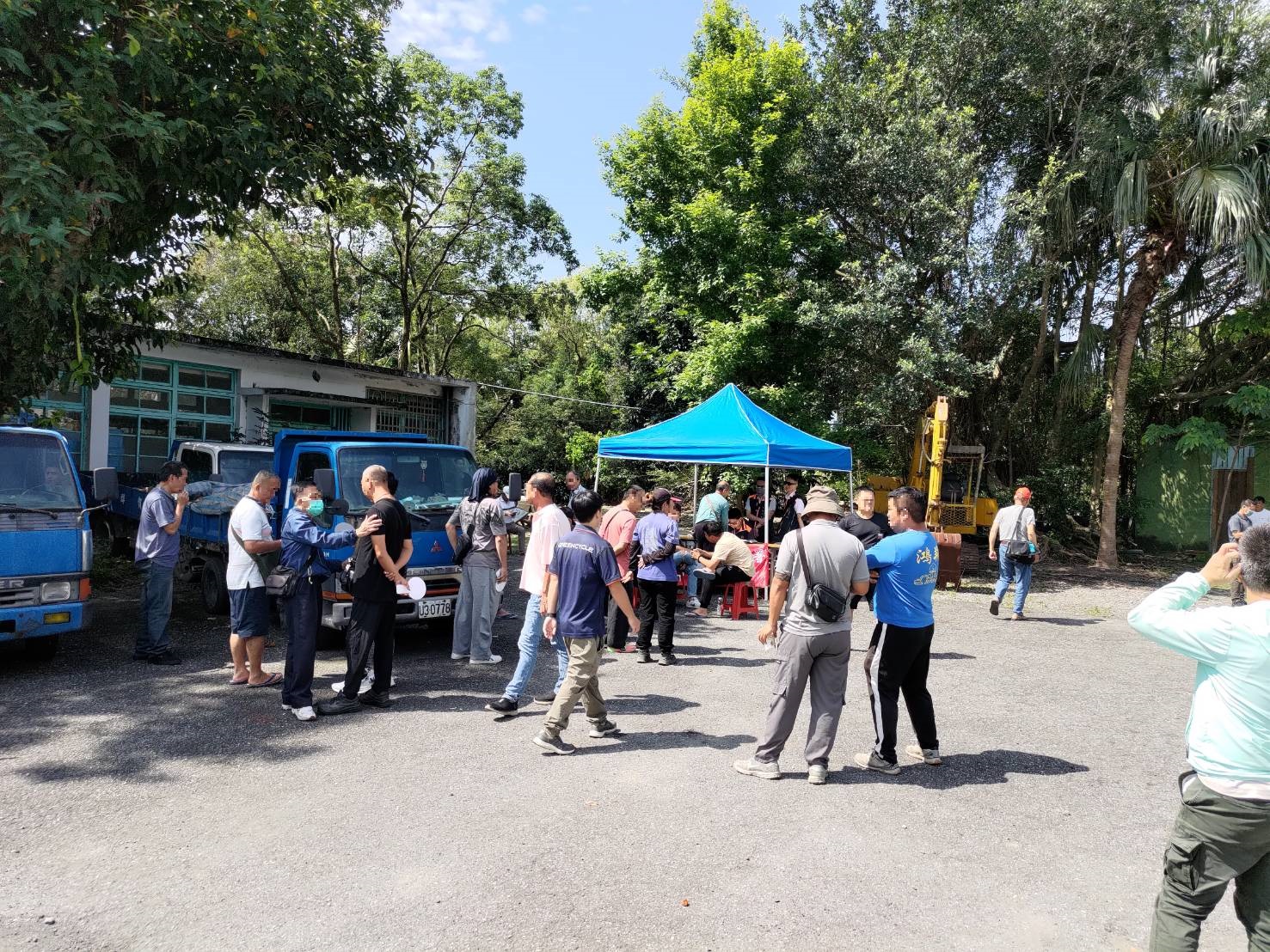 1.拍賣會開始前已有大量民眾到場