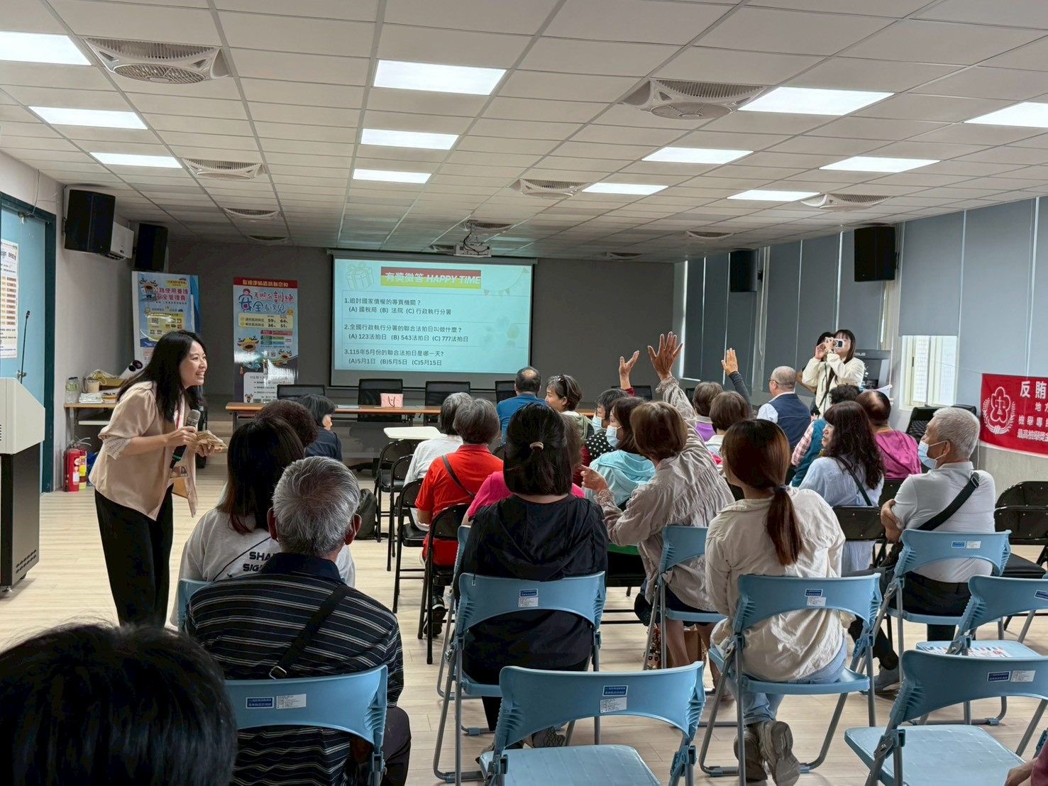 4.花蓮分署行政執行官賴怡君進行反詐騙宣導及有獎徵答，民眾反應熱烈)